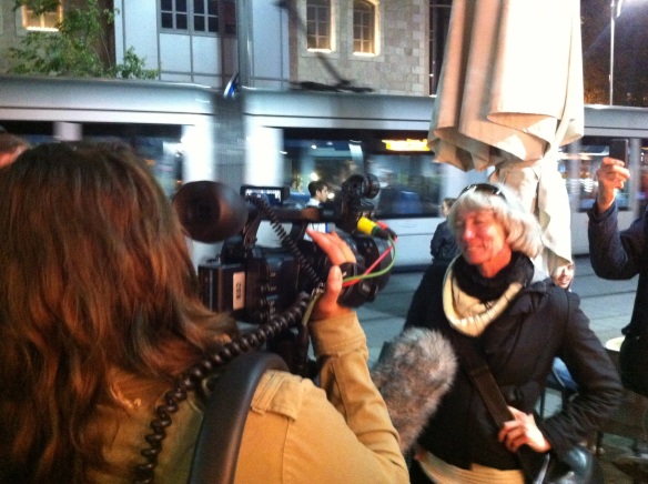 Verkehrte Welt: Marit interviewt spontan ihre Regisseurin in der Fußgängerzone